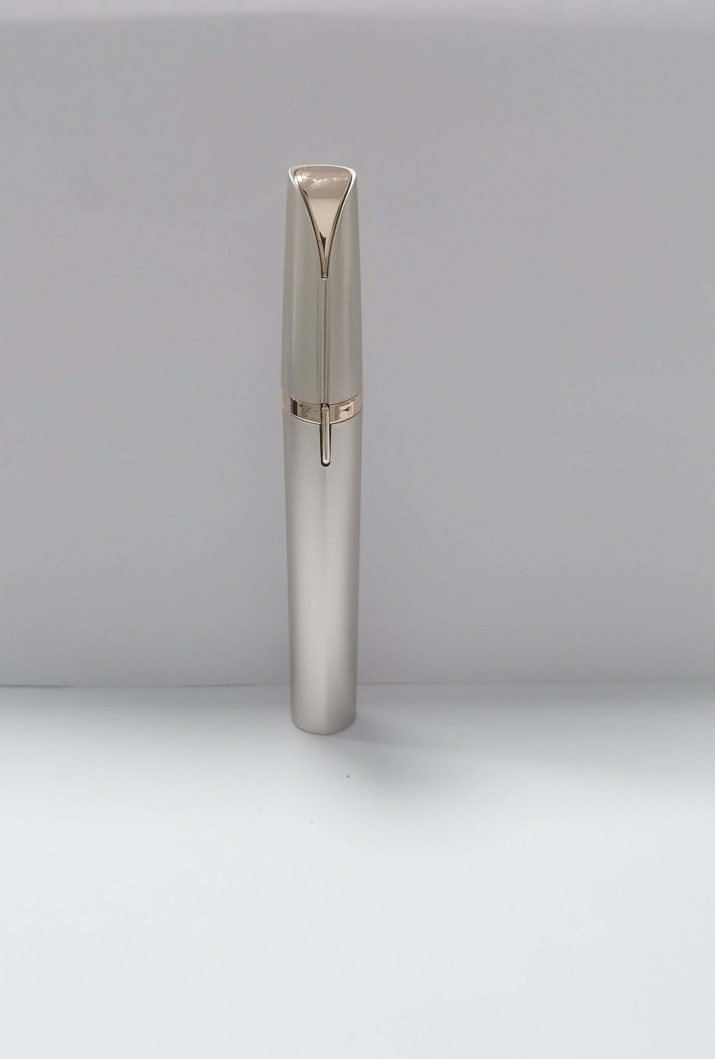 LED eyebrow trimmer with 18K gold-plated head for painless shaping