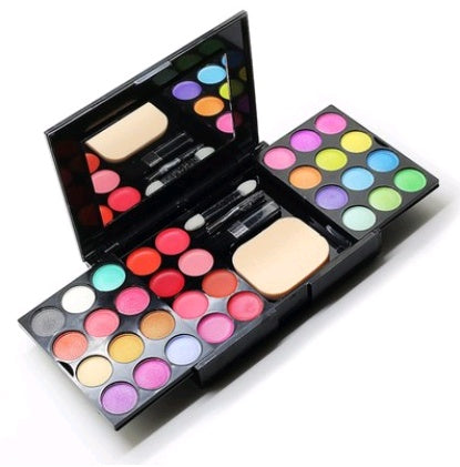 High-quality eye shadow palette with matte and shimmer shades