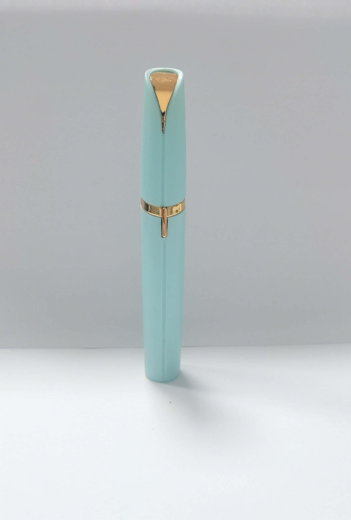 LED eyebrow trimmer with 18K gold-plated head for painless shaping