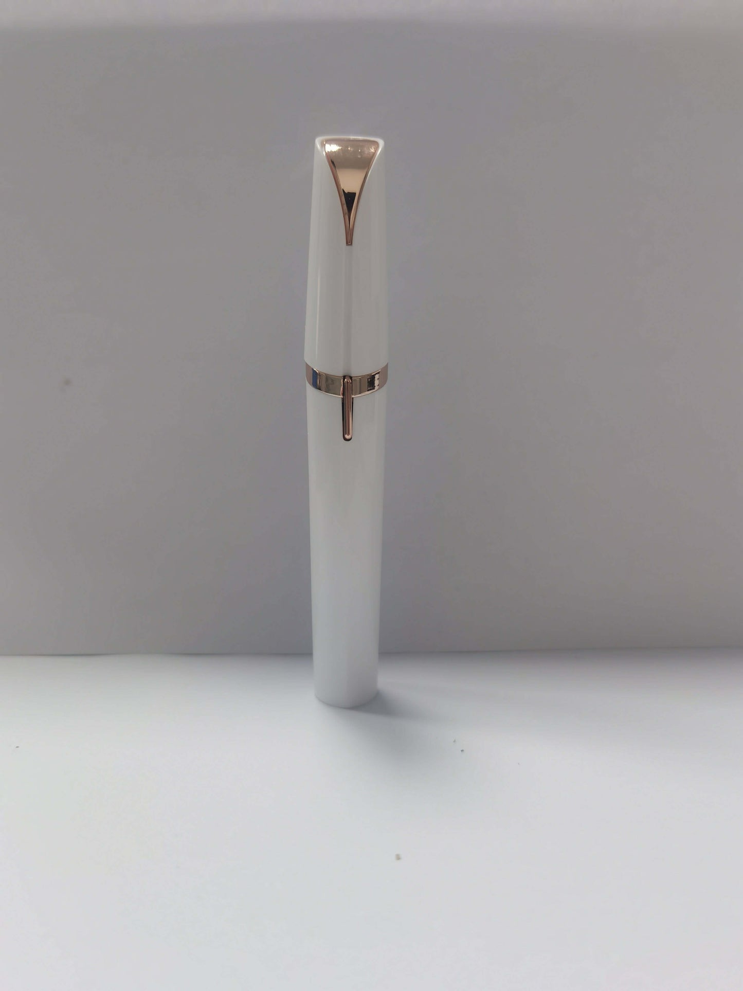 LED eyebrow trimmer with 18K gold-plated head for painless shaping