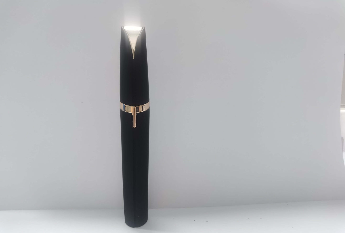 LED eyebrow trimmer with 18K gold-plated head for painless shaping