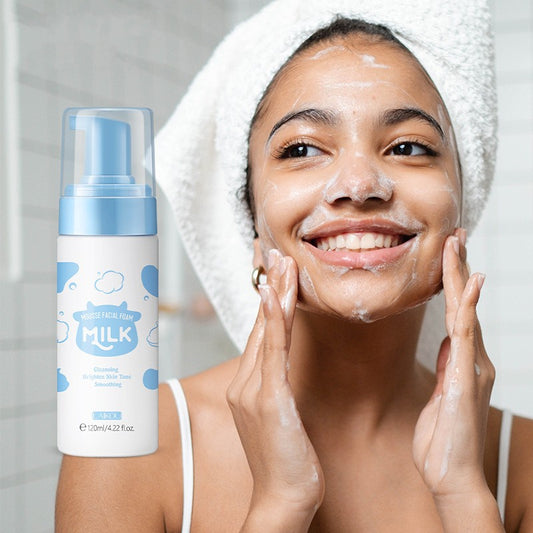 Pore cleaning cosmetic with hyaluronic acid for deep cleansing, hydration, and refreshed skin